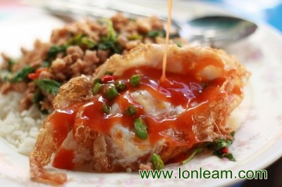 สูตรอาหารจานเดียว – ข้าวกระเพราหมูสับไข่ดาว