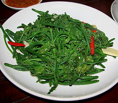 สูตรอาหารลดความอ้วน – ผัดยอดฟักแม้ว (ยอดมะระหวาน)
