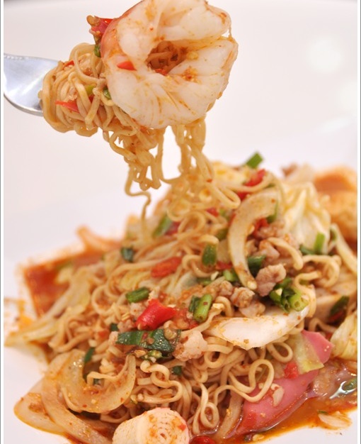 สูตรอาหารจานเดียว – ยำมาม่า