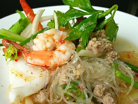 สูตรอาหารจานเดียว – ยำวุ้นเส้นใส่แหนมสด