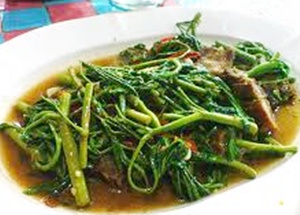 ผัดกระเฉดหมูกรอบ