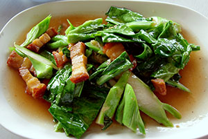 ผัดคะน้าหมูกรอบ
