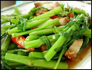 ผัดผักบุ้งหมูกรอบ
